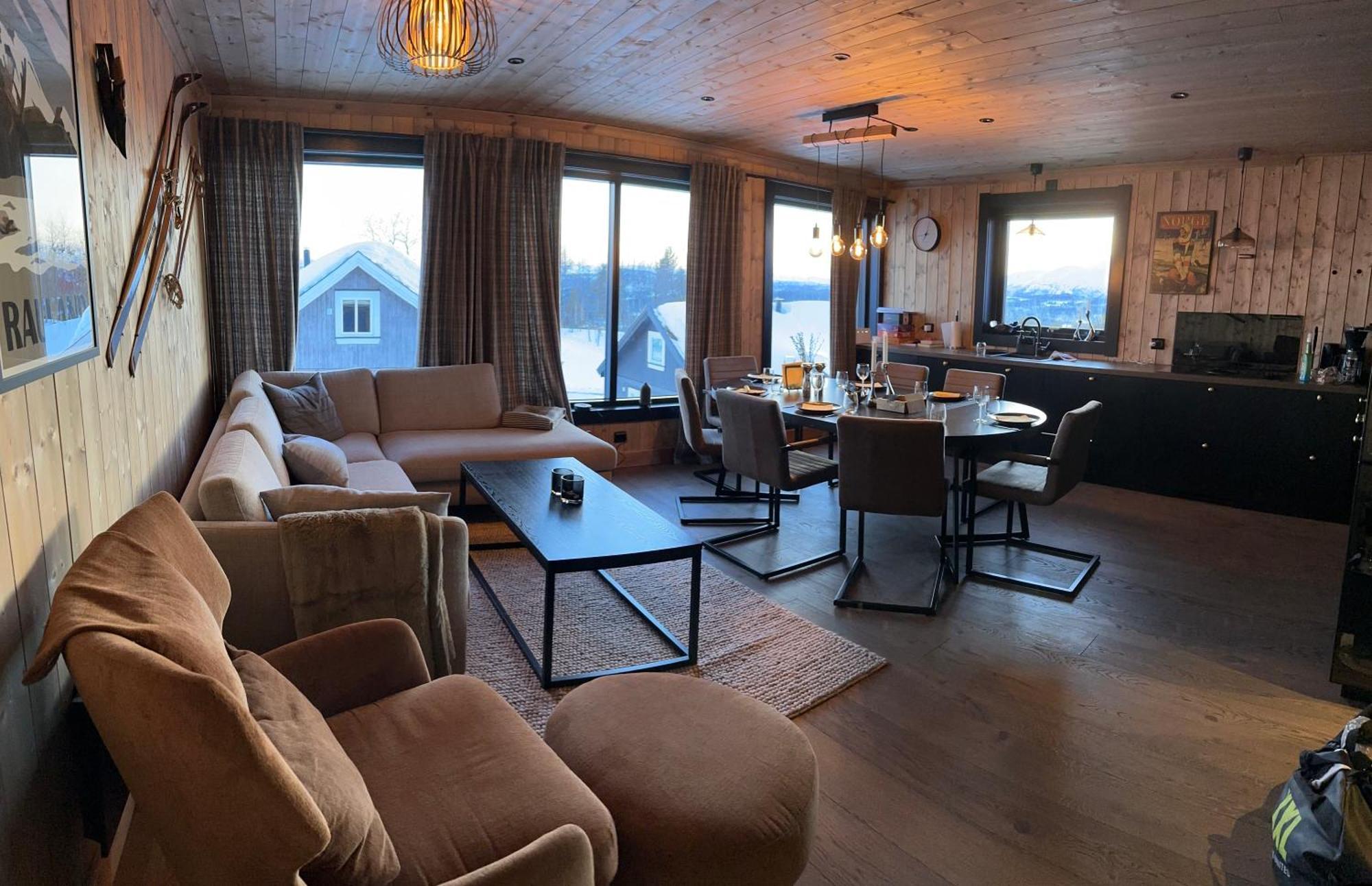 Flott Moderne I Holterdalen, 4 Soverom, 2 Bad, Jacuzzi, Garasje *